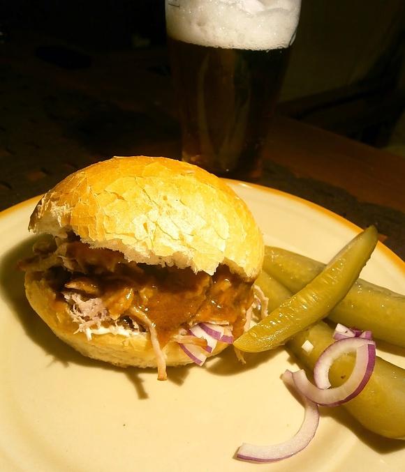 Pikantna pieczona łopatka w piwie i miodzie