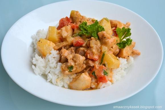 Pikantne curry z kurczaka z papryką i ananasem