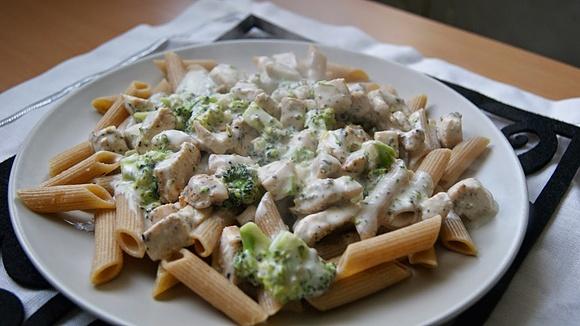 Penne z kurczakiem brokułem i sosem mascarpone