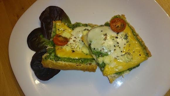 Quattro formaggi na bagietce z pesto