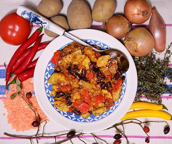 Wegetariańskie ragout ziemniaczane z soczewicą