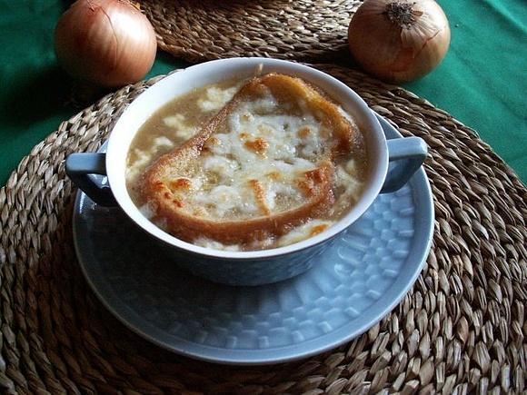 Zupa cebulowa aromatyczna z grzankami i serem