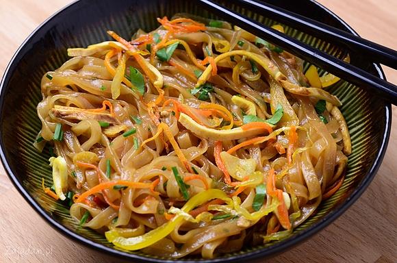 Orientalny makaron z wędzoną Newellą i warzywami
