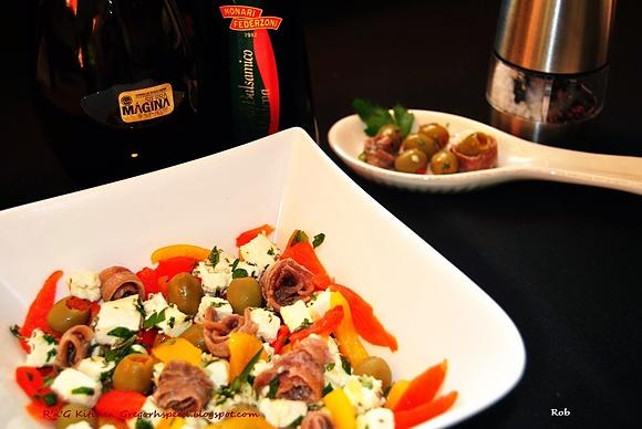 Sałatka paprykowa z serem feta i anchois