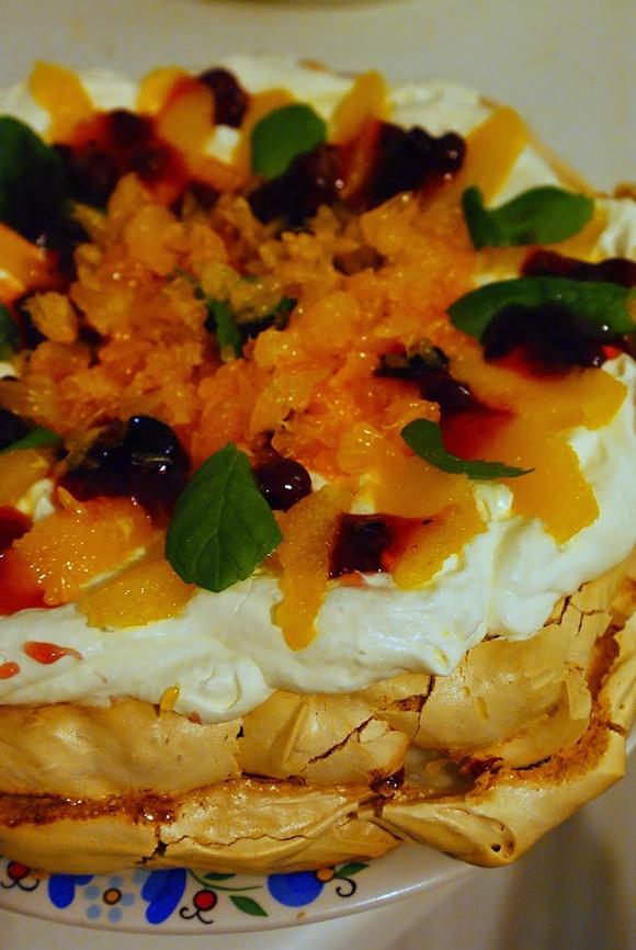Pavlova zimowa z pomarańczami, klementynkami, żurawiną i miętą
