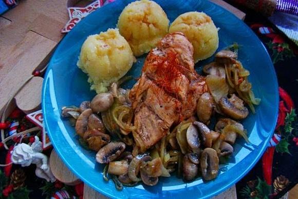 Pieczona pierś z kurczaka z pieczarkami