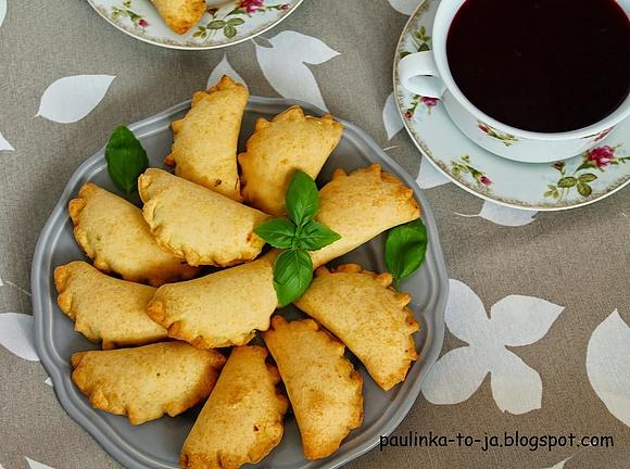 Pieczone pierogi z kruchego ciasta z grzybami