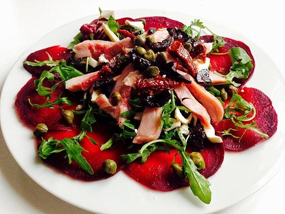 Carpaccio z buraka z wędzonym kurczakiem i suszonymi śliwkami