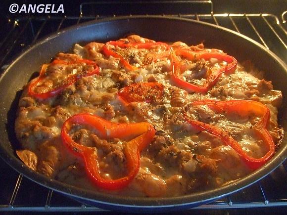 Pizza z tuńczykiem - biała pizza z tuńczykiem na cieście bez sosu pomidorowego