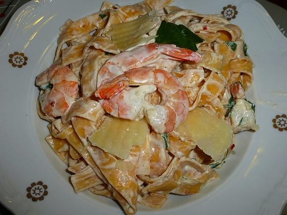 Tagliatelle z krewetkami w sosie śmietanowo-pietruszkowym