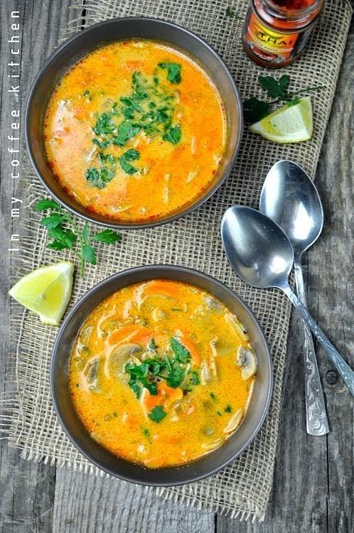 Tajska zupa curry z komosą ryżową i pieczarkami