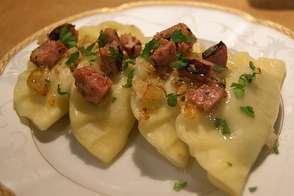 Pierogi z zieloną soczewicą, pieczarkami i cebulą