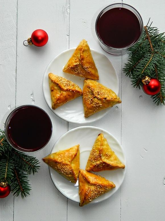 Wigilijny barszcz czerwony z pierożkami fatayer