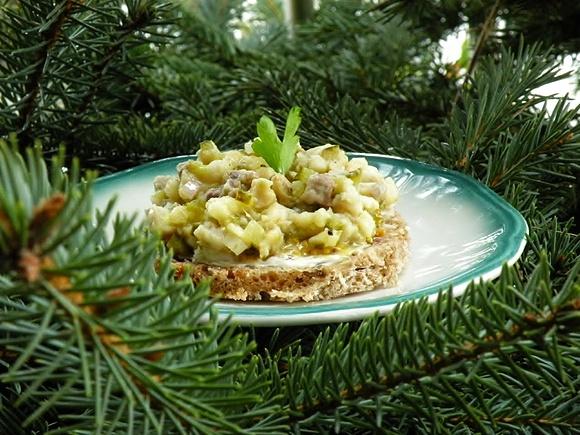 Tatar ze śledzia z olejem lnianym na razowym chlebie z suszoną śliwką