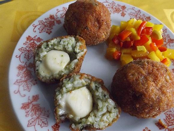 Kule ryżowe z mozzarellą i pesto