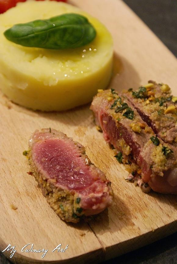 Kotlet jagnięcy z posypką ze świeżych ziół i pistacji