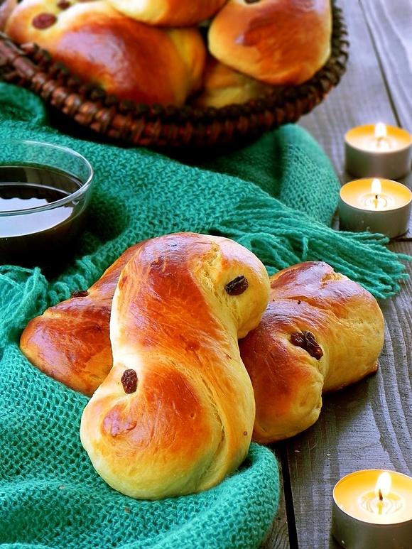 Lussekatter - drożdżowe bułeczki św. Łucji z szafranem.