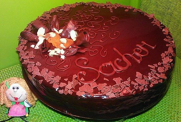 Tarta Sacher z czekoladą i konfiturą morelową