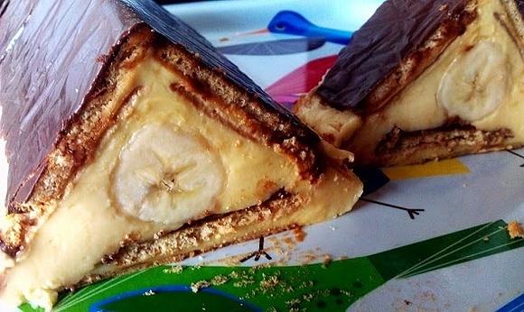 Piramida z ciastek, budyniu i bananów