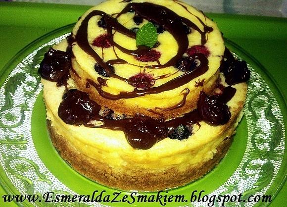 Tort serowy z owocami leśnymi i czekoladą