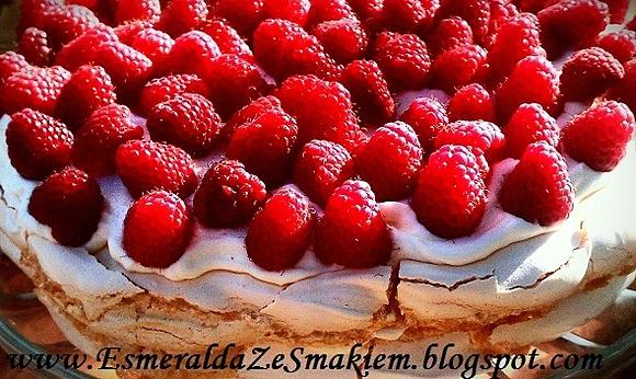Pavlova - torcik bezowy z malinami