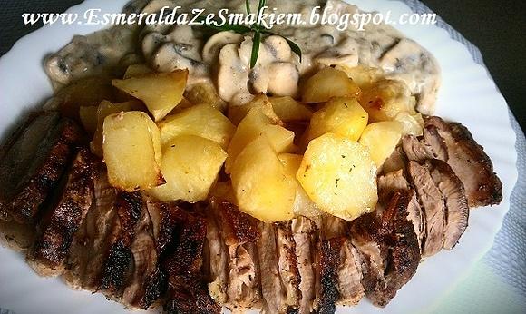 Pieczony boczek z ziemniakami i sosem pieczarkowym