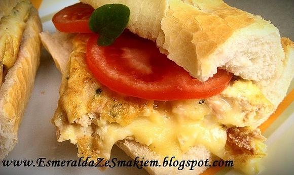 Chrupiące kanapki z omletem z tuńczyka i mozzarellą