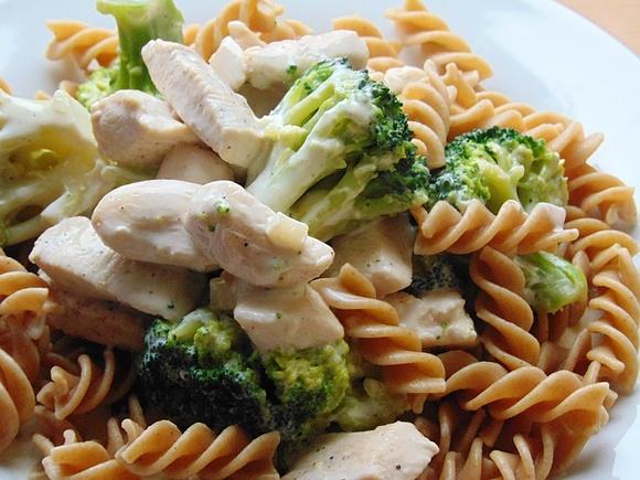 Pełnoziarnisty makaron z brokułem i kurczakiem w sosie mascarpone