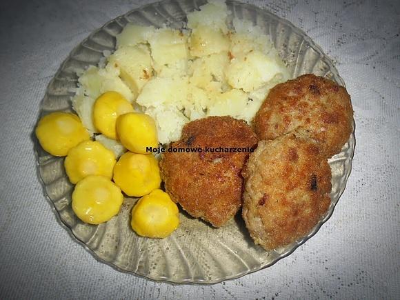 Kotlet mielony z suszonymi pomidorami i ziemniakami