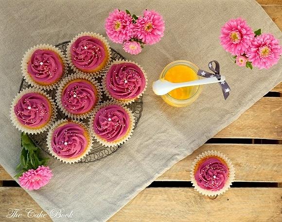 Kolorowe muffinki z nadzieniem lemon curd i kremem jeżynowym