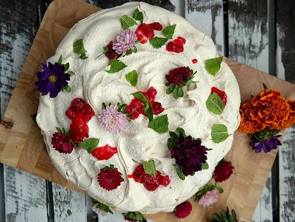 Tort bezowy z żurawiną jak ze smaków Warszawy