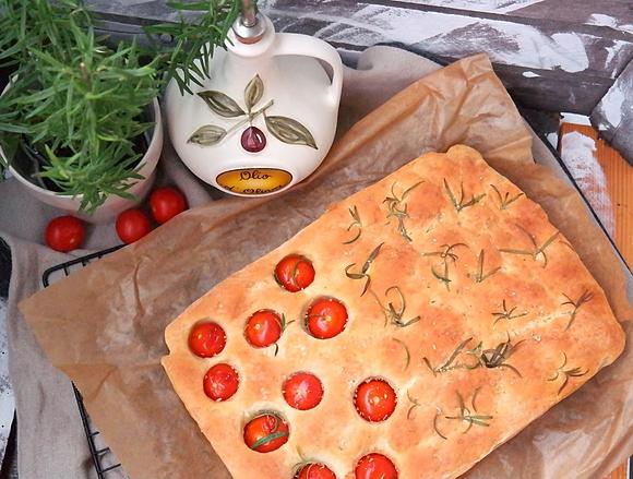 Focaccia – włoski chleb z oliwą, rozmarynem i pomidorkami cherry