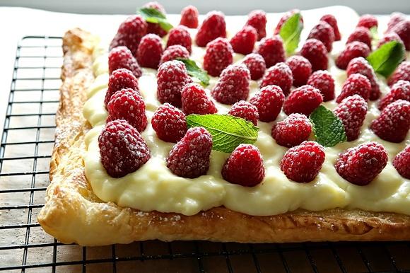 Tarta z ciasta francuskiego z kremem budyniowym i malinami