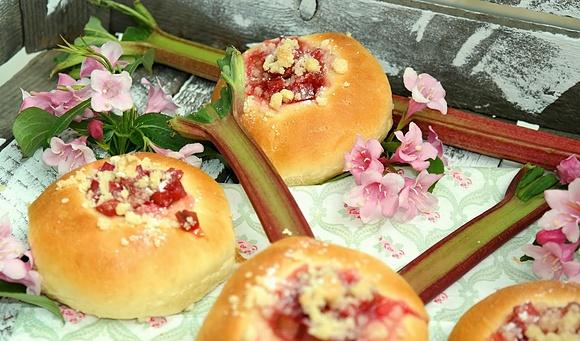 Pyszne drożdżówki z rabarbarem i kruszonką