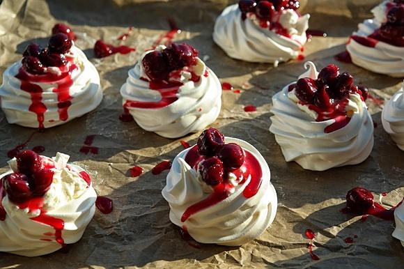 Bezowe koszyczki z kremem i wiśniową frużeliną