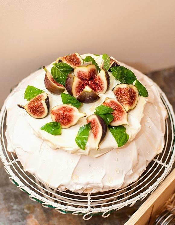 Pavlova z figami i miodem waniliowym