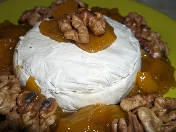 Grillowany camembert z chutneyem mango i orzechami włoskimi