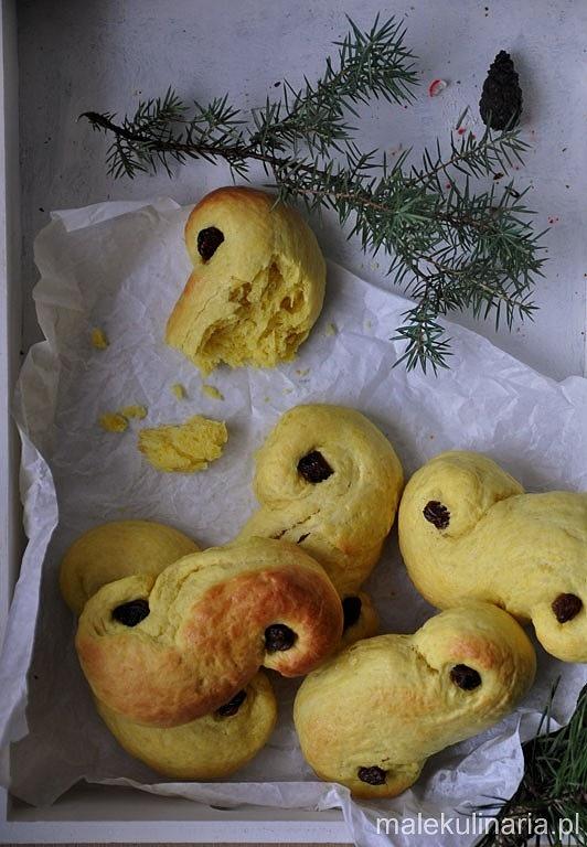 Lussekatter szafranowe bułeczki z rodzynkami