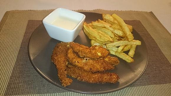 Nuggetsy z kurczaka z domowymi frytkami i sosem jogurtowo-czosnkowym