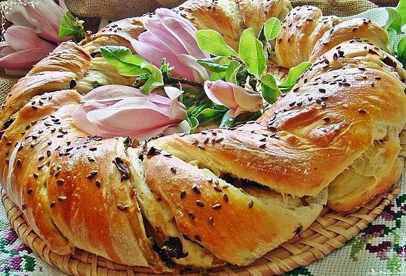 Drożdżowy wieniec z grzybami i cebulą