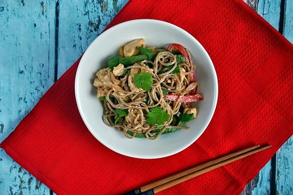 Makaron soba z kurczakiem i paprykami w sosie orzechowym