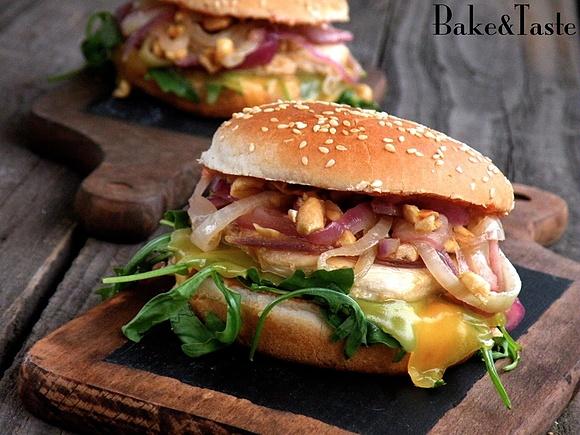 Burger z kurczakiem i orzeszkami ziemnymi