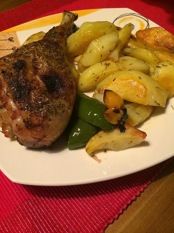 Nogi z indyka pieczone w ziołach z ziemniakami