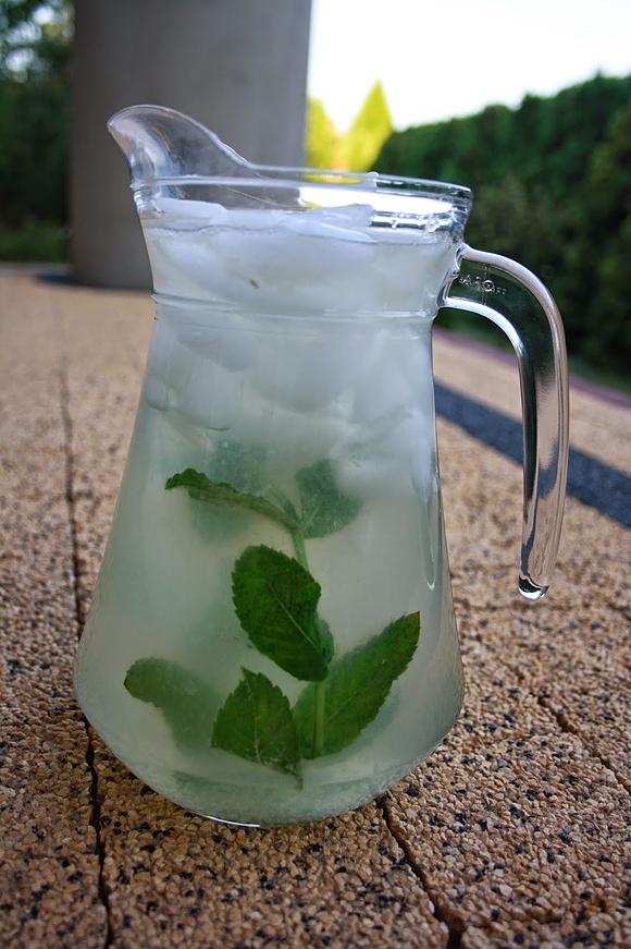 Lemoniada miętowa z cytryną i cukrem