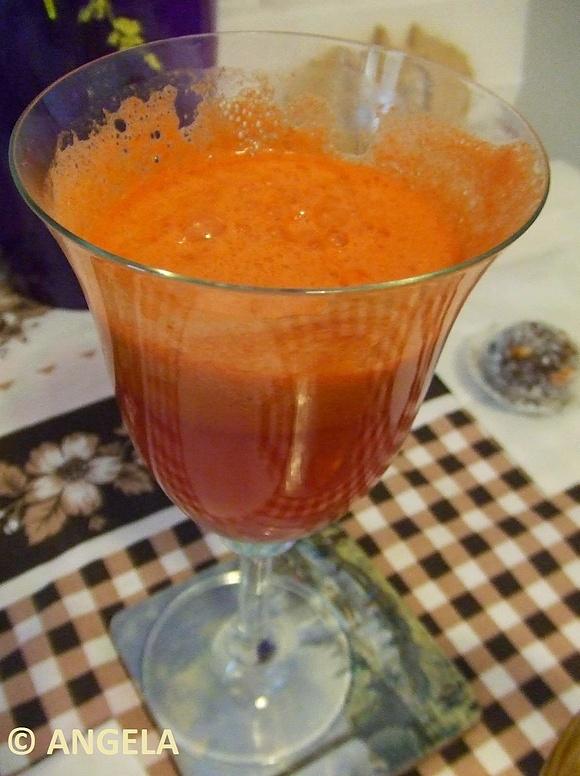 Eksperymalny sok owocowy z marchewki, winogron, pomarańczy i miodu