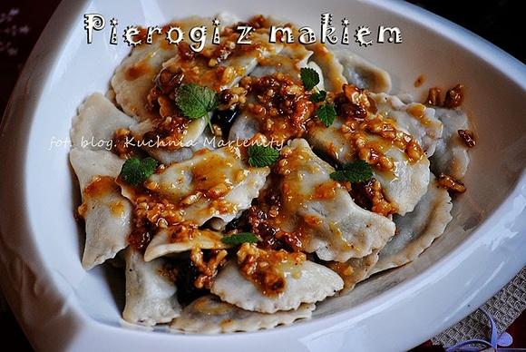 Pierogi z makiem w sosie karmelowym z nutą pomarańczy i orzechami