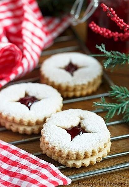 Linzer Cookies - kruche ciasteczka z konfiturą migdałową