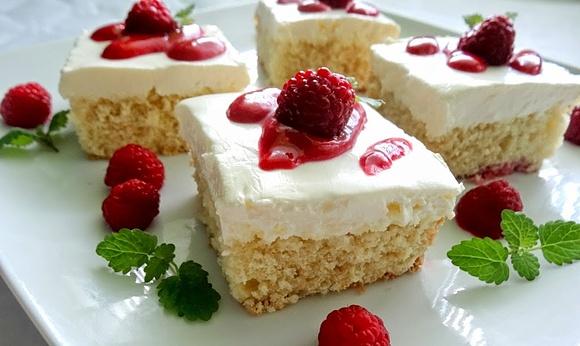 Ciasto kokosowe z masą serową i sosem malinowym