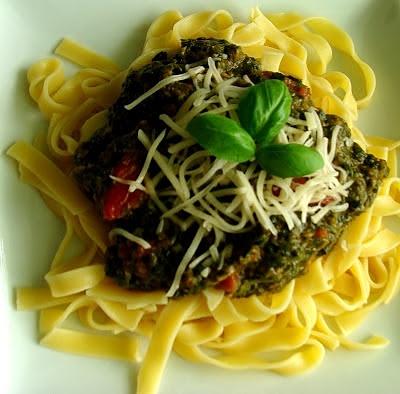 Tagliatelle ze szpinakiem i pomidorami