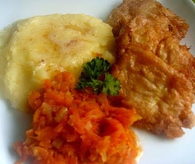 Ryba smażona z ziemniakami i duszoną marchewką